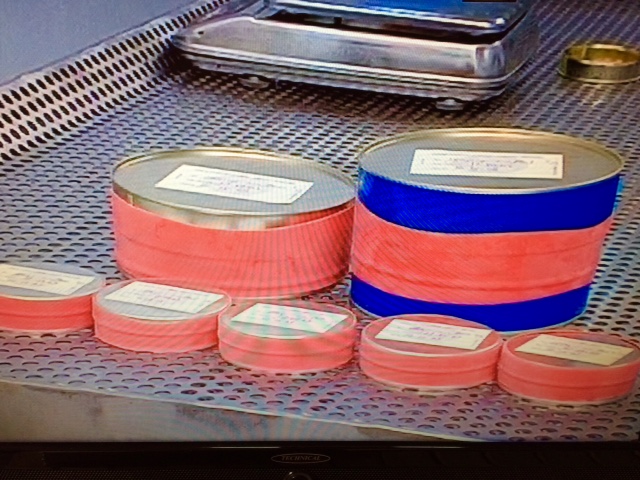 Latas con caviar de esturi&oacute;n