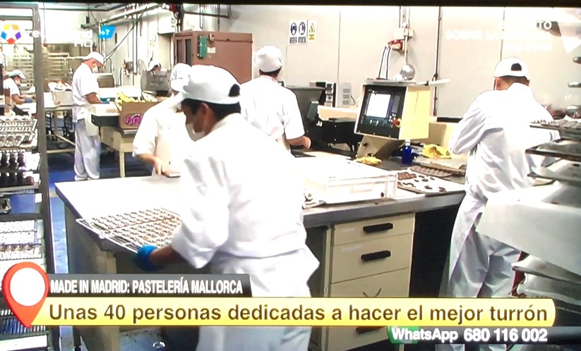 Unas 40 personas dedicadas a hacer el turr&oacute;n de Pasteler&iacute;a Mallorca