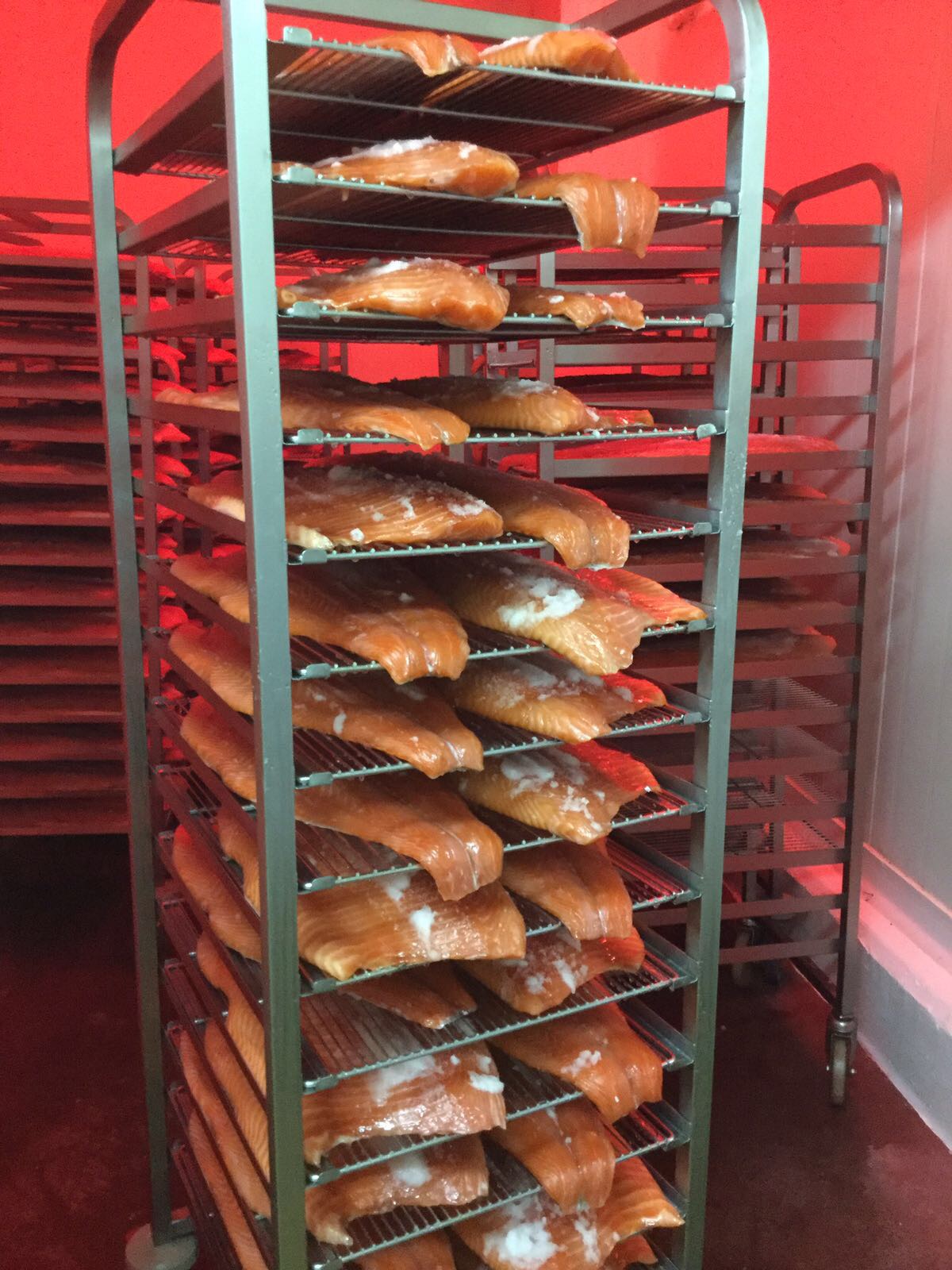 Ahumando salm&oacute;n en Pasteler&iacute;a Mallorca