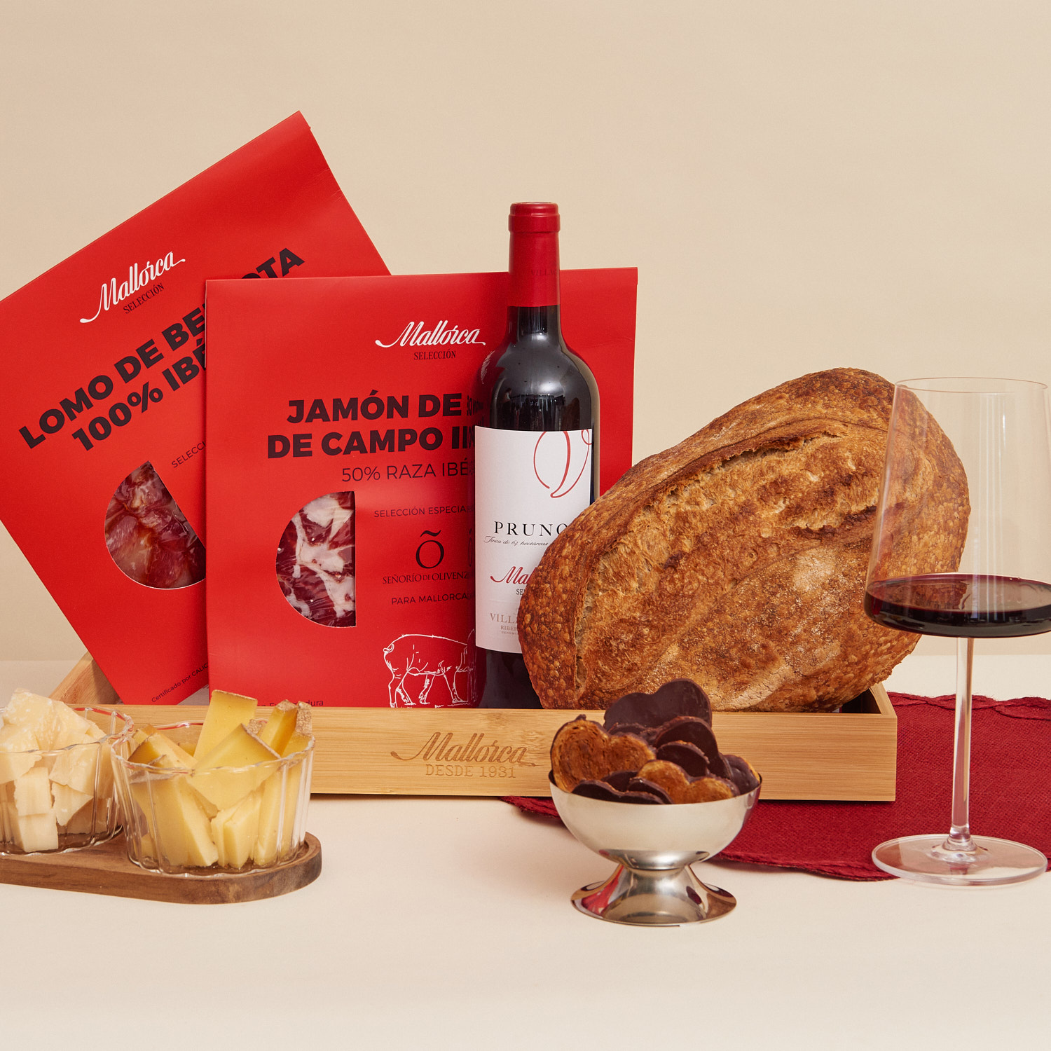 Regalo jamón, queso, pan y vino de Pastelería Mallorca